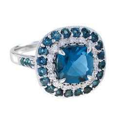 Bague en or blanc 14K avec double halo de diamants et de topazes bleues de Londres en forme de coussin