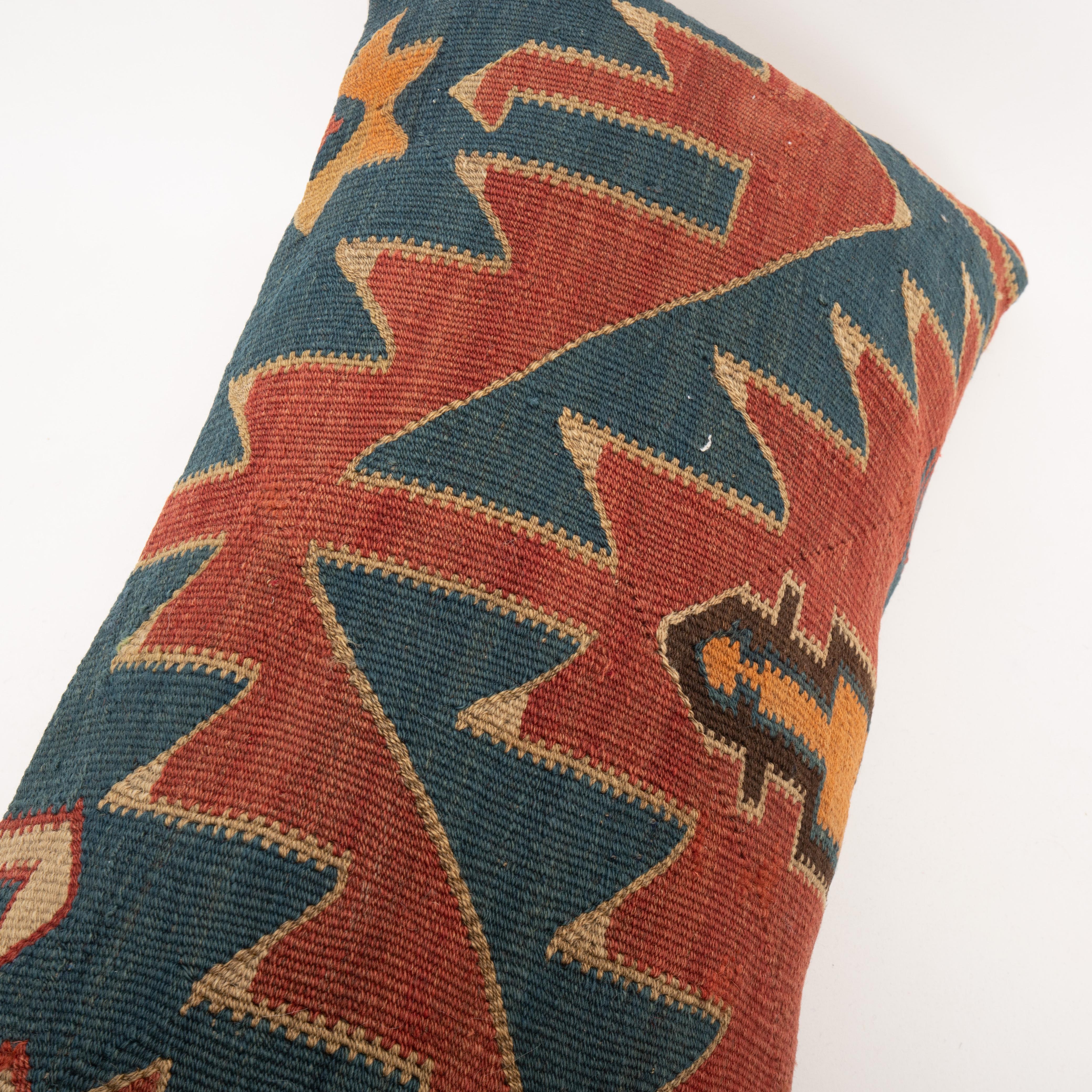 Laine Coussin fabriqué à partir d'un Kilim Avar ancien de Dagestan, début du 20e siècle en vente