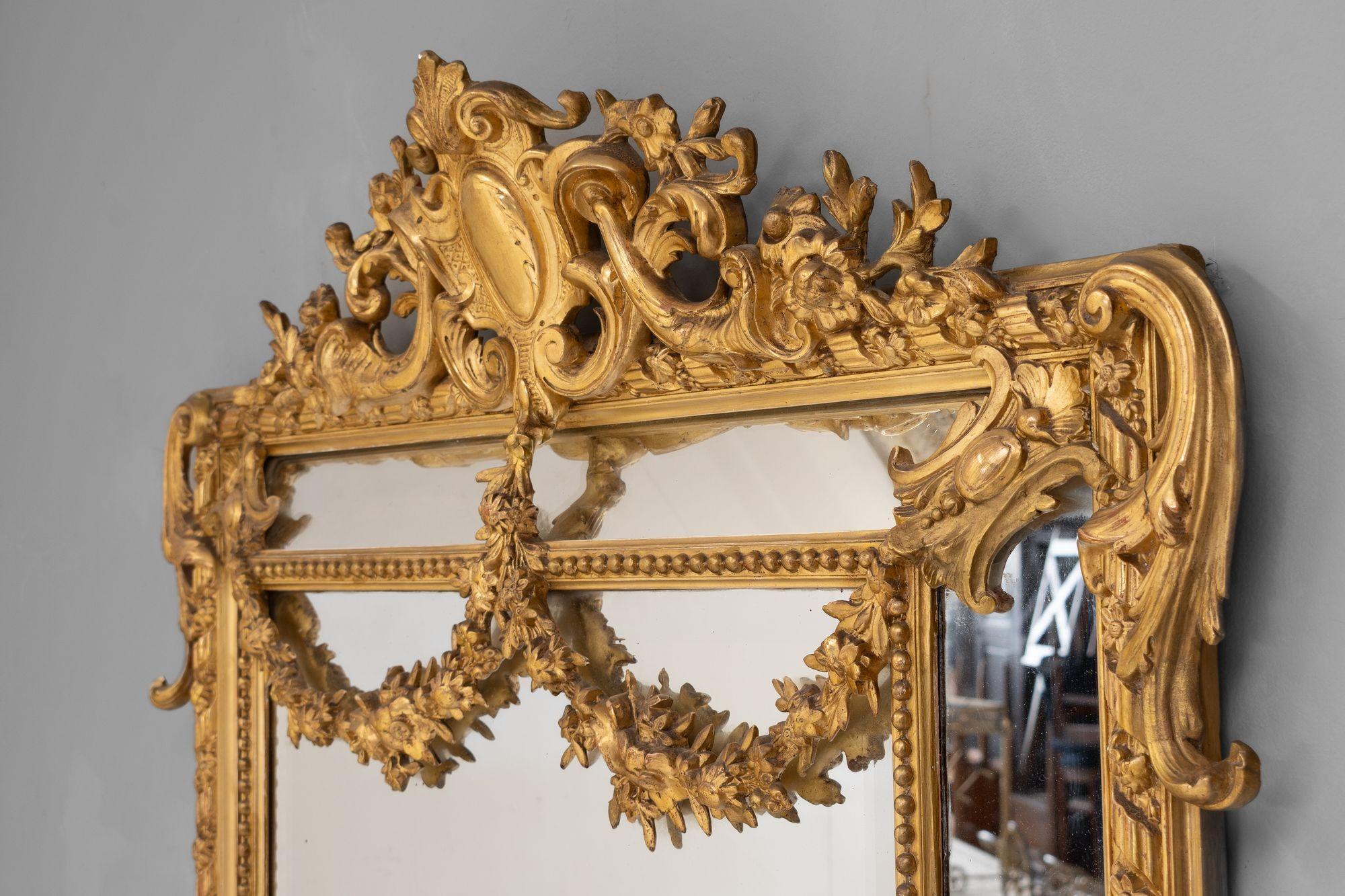Specchio a cuscino con cornice dorata e decorazioni a forma di festoni. Francia circa 1890.

H. H. 170cm x L. 109cm x P. 14cm

Contattaci per un preventivo di spedizione accurato.