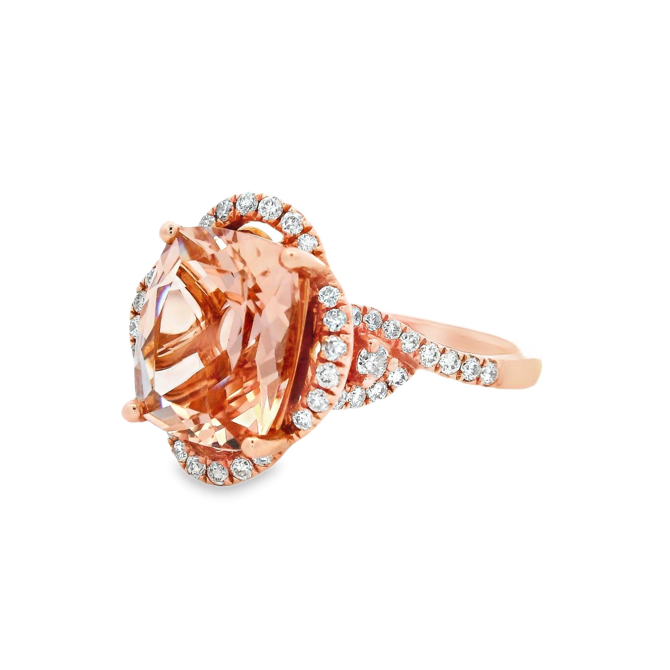 Dieser elegante Cocktailring präsentiert einen 2,80-karätigen Morganit im Kissenschliff mit den Maßen 10 x 8 mm, der in einer warmen 14-karätigen Roségoldfassung gefasst ist. Der pastellfarbene, pfirsichfarbene Edelstein wird von einem Halo aus