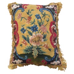 Coussin en broderie française du milieu du XVIIIe siècle 