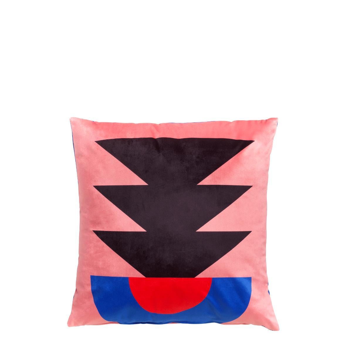 Scopri il cuscino Oggian Duck. I mostri, le creature e le forme geometriche ricorrenti presenti nelle grafiche di Marco Oggian si ritrovano anche in questi nuovi cuscini 45x45.

Cuscino stampato a doppia faccia adatto agli ambienti interni.