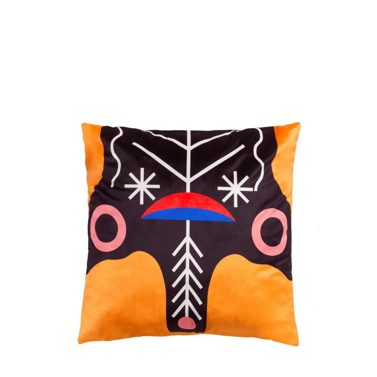 Scopri il cuscino Oggian Kinotto. I mostri, le creature e le forme geometriche ricorrenti presenti nelle grafiche di Marco Oggian si ritrovano anche in questi nuovi cuscini 45x45. Accattivanti e divertenti, daranno un tocco di colore al tuo salotto