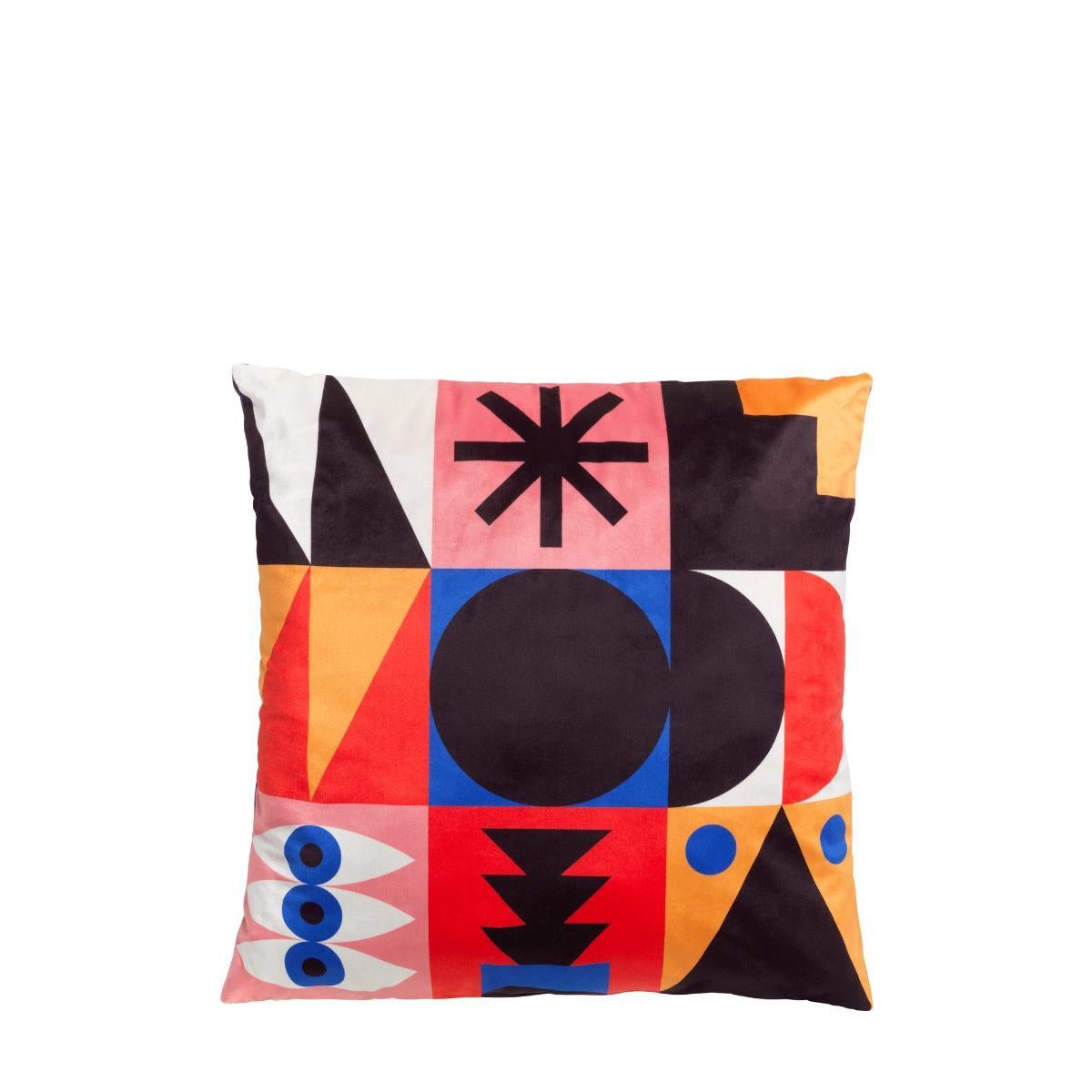 Scopri il cuscino Oggian Red Palm. I mostri, le creature e le forme geometriche ricorrenti presenti nelle grafiche di Marco Oggian si ritrovano anche in questi nuovi cuscini 45x45. Accattivanti e divertenti, daranno un tocco di colore al tuo salotto