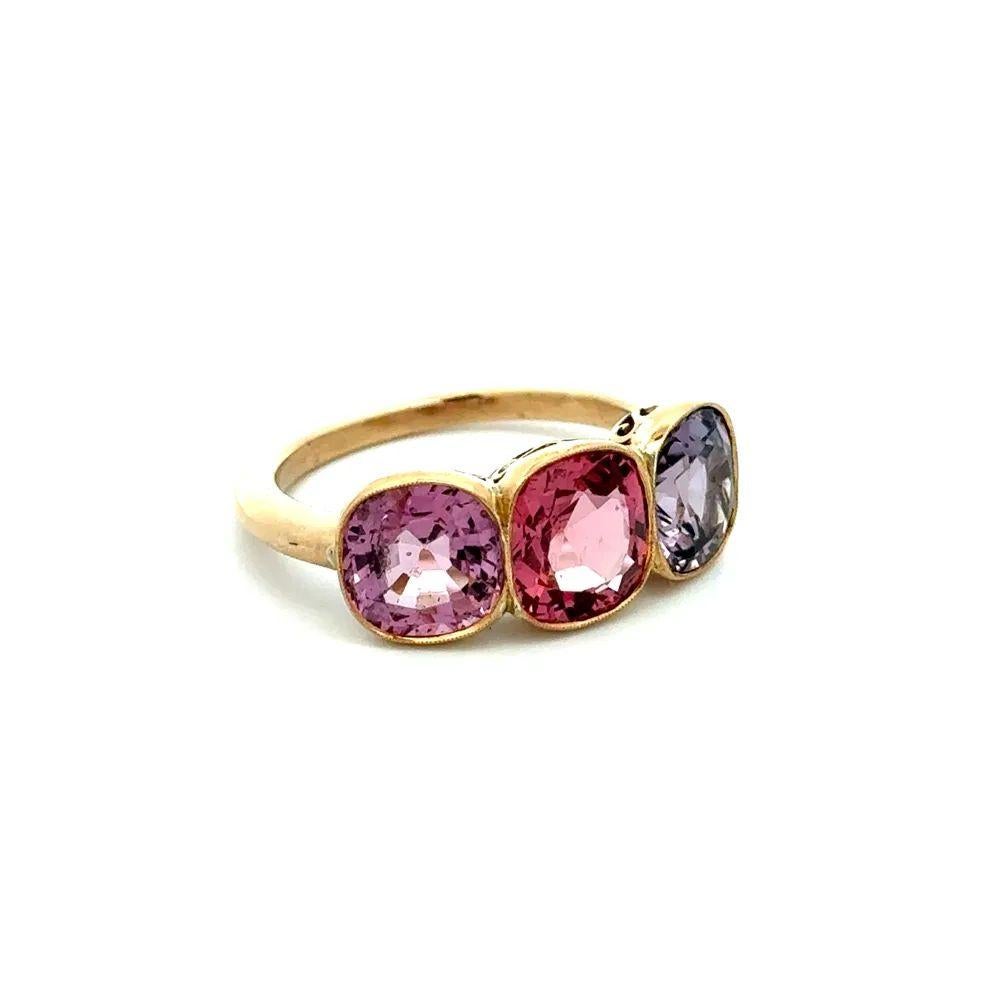 Semplicemente bello! Red Carpet Vintage 3-Stone Cushion Pastel Pink and Purple NO HEAT Spinel GIA Statement Gold Band Ring. Incastonato saldamente a mano con 3 Spinel, del peso di circa 2,14 Carati, 2,12 Carati e 2,08 Carati. Montatura in oro giallo