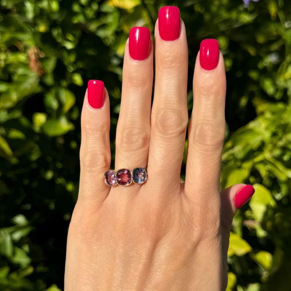 Modernista Cuscino rosa pastello e viola NO HEAT Spinello GIA Anello con dichiarazione in oro a 3 pietre in vendita