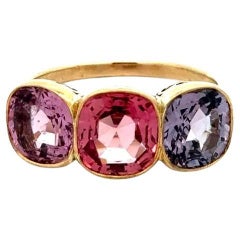 Anillo de oro de 3 piedras con espinela NO HEAT GIA rosa pastel y púrpura en cojín