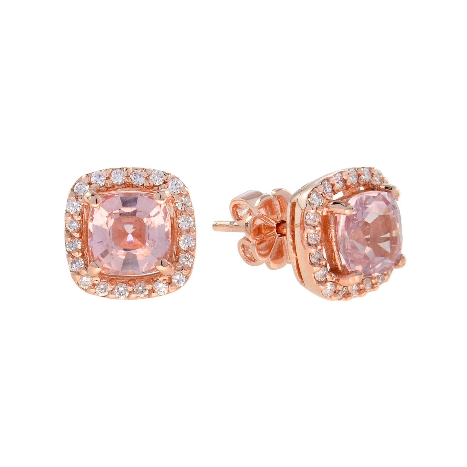 Questa splendida parure in oro rosa 14k ha al centro una morganite dal taglio a cuscino circondata da un'aureola di piccoli diamanti. Un aggiornamento senza sforzo per il tuo guardaroba di accessori. Indossali insieme per ottenere il tuo look