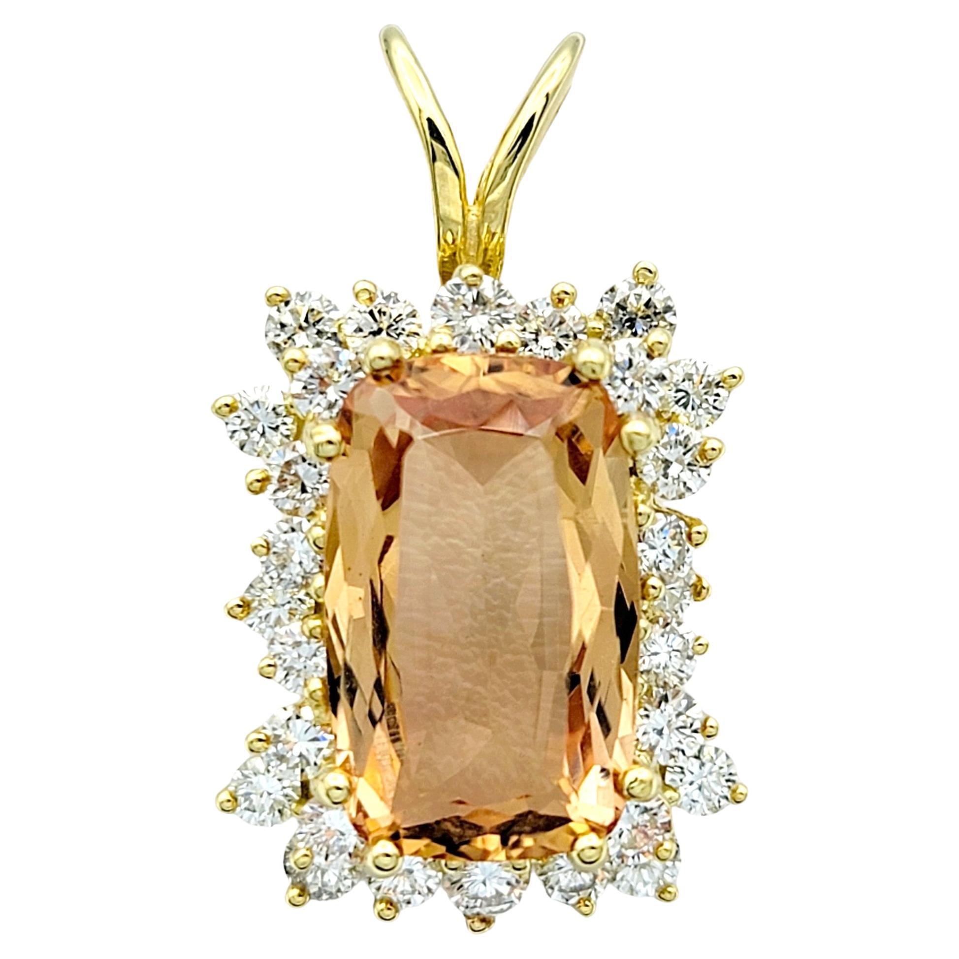 Pendentif de style halo en or jaune 18 carats avec topaze pêche coussin et diamant