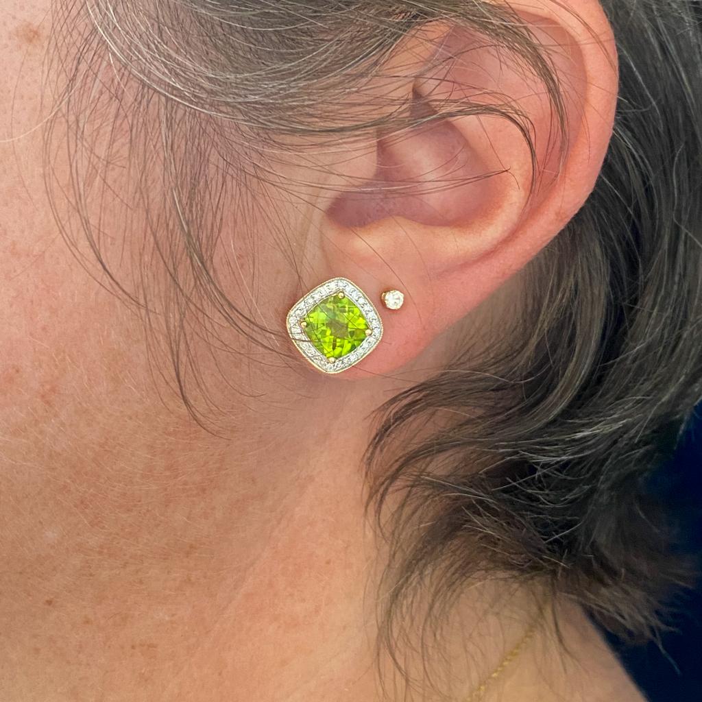Diese Peridot-Ohrringe sind für einen kühnen und leuchtenden Look gemacht. Grün passt zu einer überraschenden Vielfalt anderer Farben, so wie der Stängel einer Blume eine prächtige Folie oder Kulisse für die lebhaften Blüten einer blühenden Pflanze