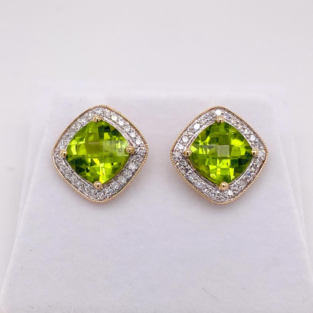 Kissenschliff Peridot Diamant Halo auf Spitze Ohrstecker 14K Gelbgold Texturierte Akzente im Angebot 1