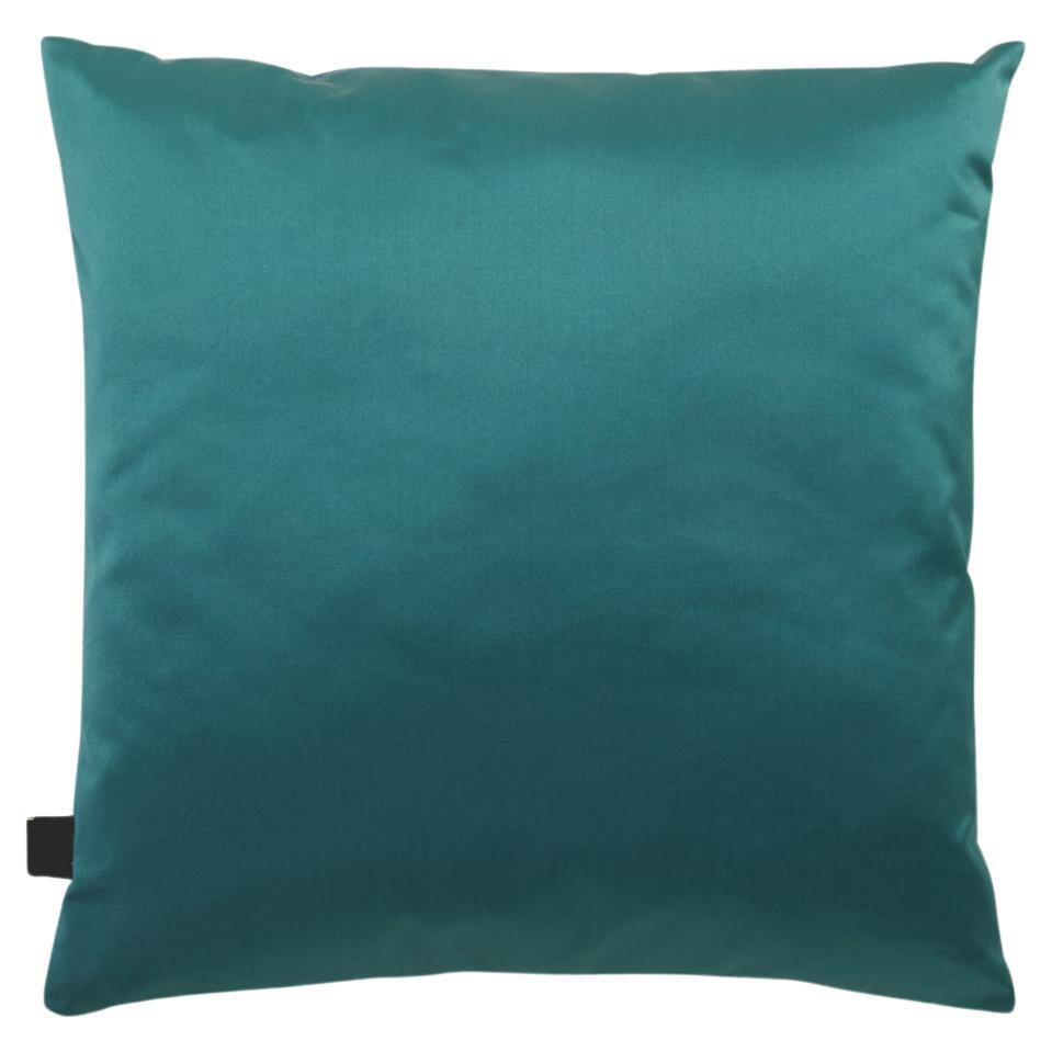 Cuscino quadrato in un ricco colore blu-verde con un delicato ricamo di fenice tono su tono incorniciato da un tessuto multicolore a contrasto. La fenice è un simbolo giapponese di rinascita e longevità.
