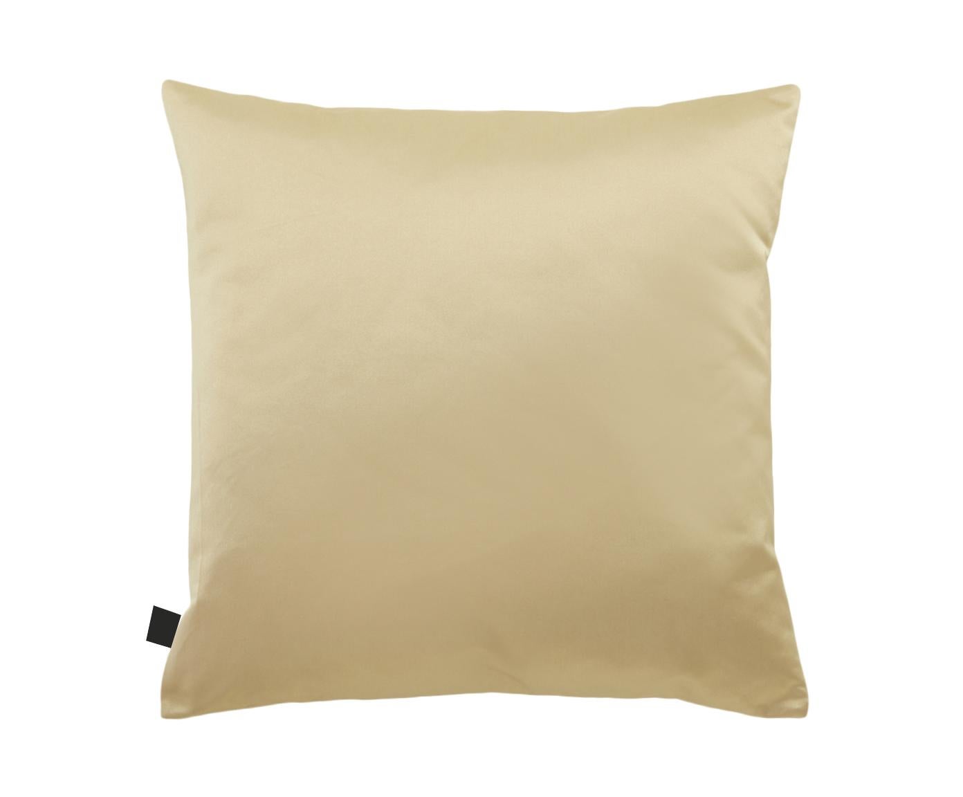 Cojín cuadrado de color dorado natural con un delicado bordado de ave fénix tono sobre tono enmarcado con tela multicolor en contraste. El ave fénix es un símbolo japonés del renacimiento y la longevidad.