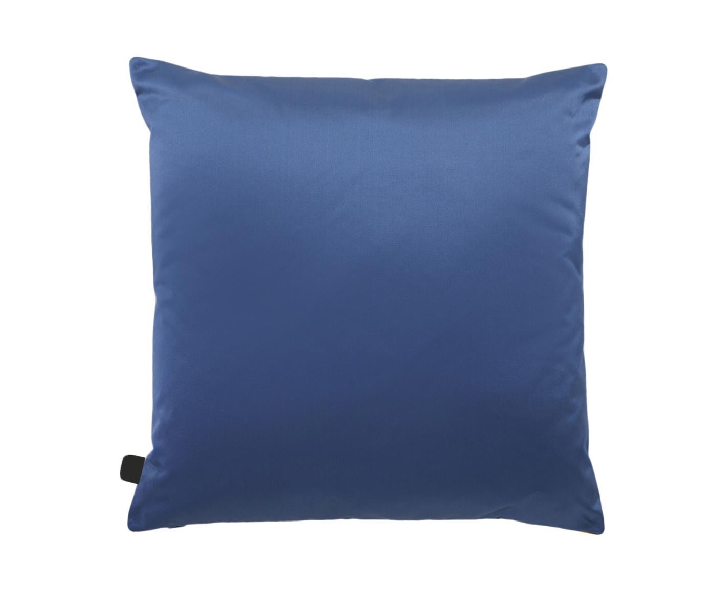 Cuscino quadrato in un ricco colore blu con un delicato ricamo di fenice tono su tono incorniciato da un tessuto multicolore a contrasto. La fenice è un simbolo giapponese di rinascita e longevità.