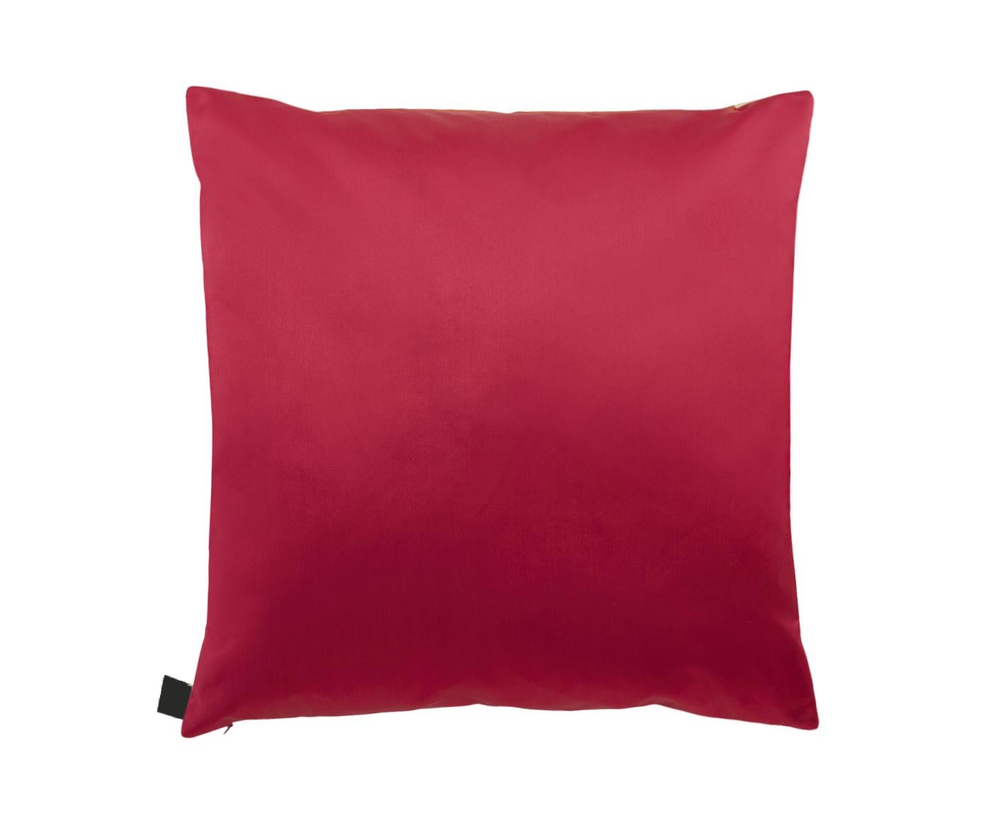 Cuscino quadrato di un vivace colore rosso con un delicato ricamo di fenice tono su tono incorniciato da un tessuto multicolore a contrasto. La fenice è un simbolo giapponese di rinascita e longevità.