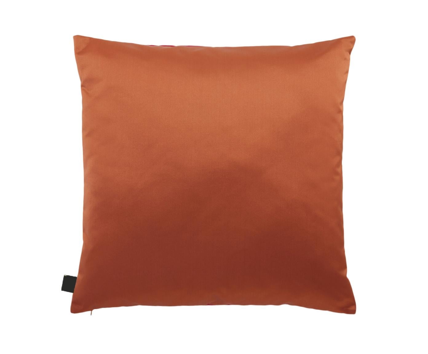 Cuscino quadrato di un vivace colore arancione con un delicato ricamo di fenice tono su tono incorniciato da un tessuto multicolore a contrasto. La fenice è un simbolo giapponese di rinascita e longevità.