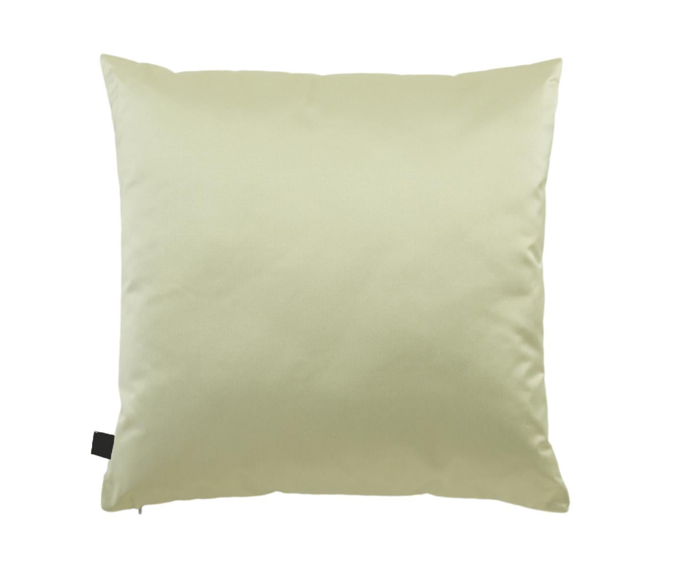 Cuscino quadrato di colore verde terra con un delicato ricamo di fenice tono su tono incorniciato da un tessuto multicolore a contrasto. La fenice è un simbolo giapponese di rinascita e longevità.