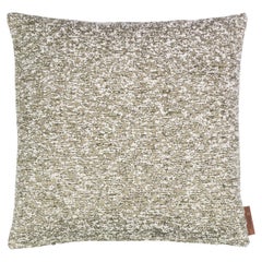 Coussin moderne décoré d'un jeté Lucica brun-gris par Evolution21