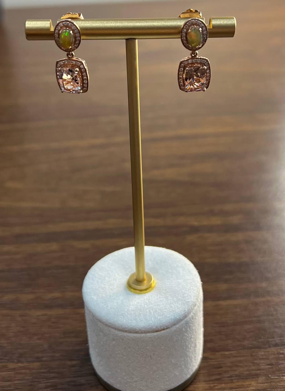 Taglio cuscino Orecchini a cuscino in oro rosa 14 carati con opali bianchi e diamanti a raggiera in vendita