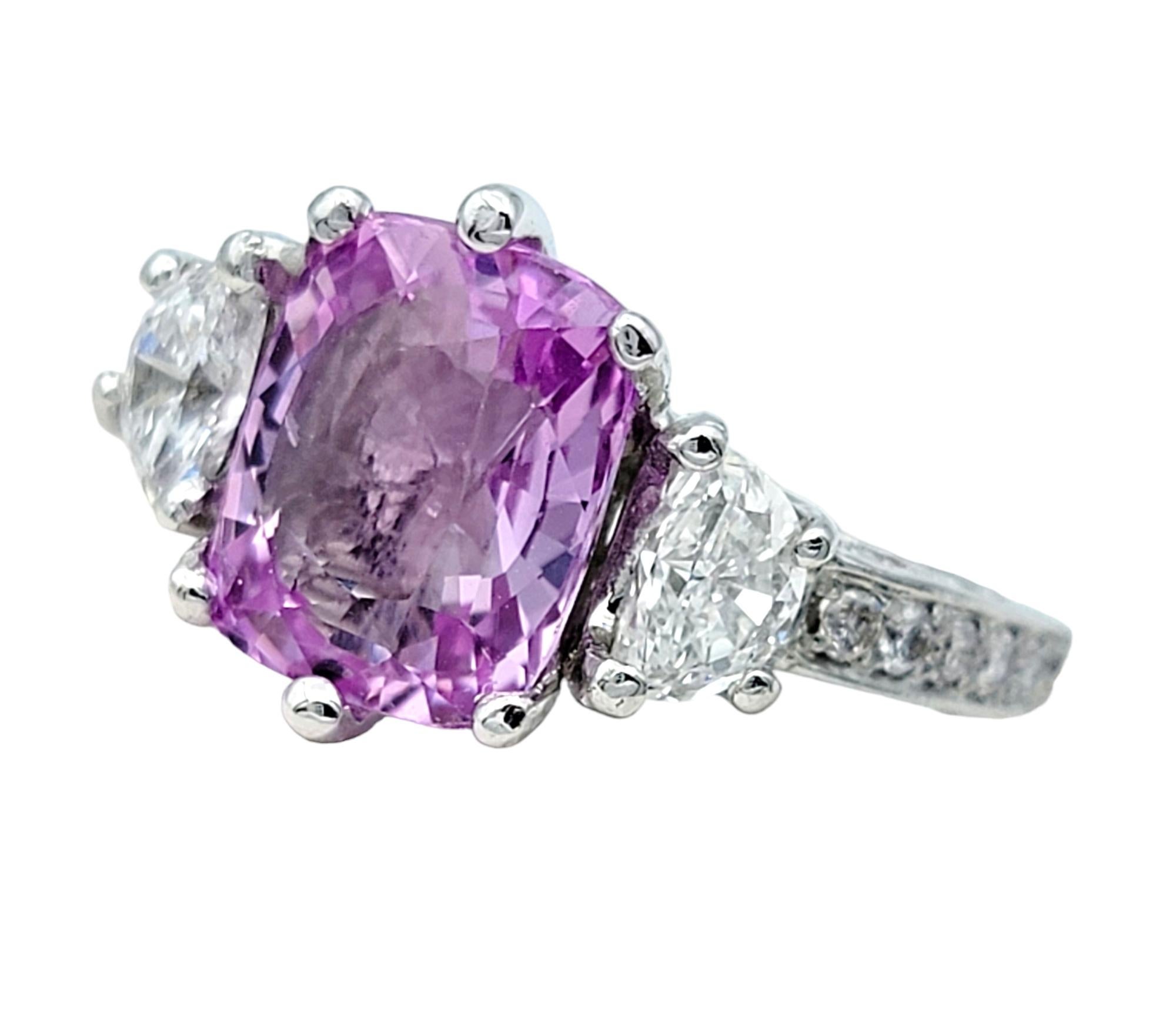 Dreistein-Ring aus Platin mit rosa Saphir und Halbmond-Diamant (Kissenschliff) im Angebot