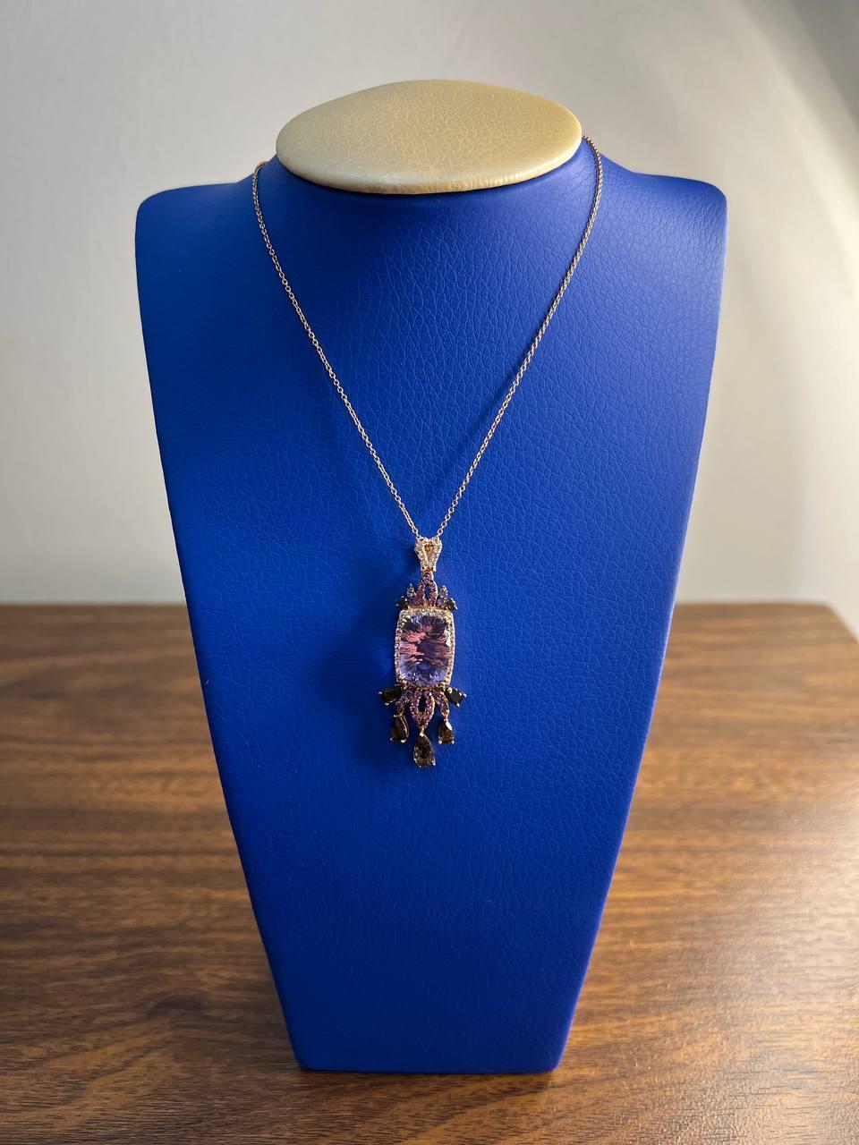 Collar Colgante Cojín Amatista Violeta Zafiro Rosa Diamantes Halo Oro Rosa en Nuevo estado para la venta en Oakton, VA