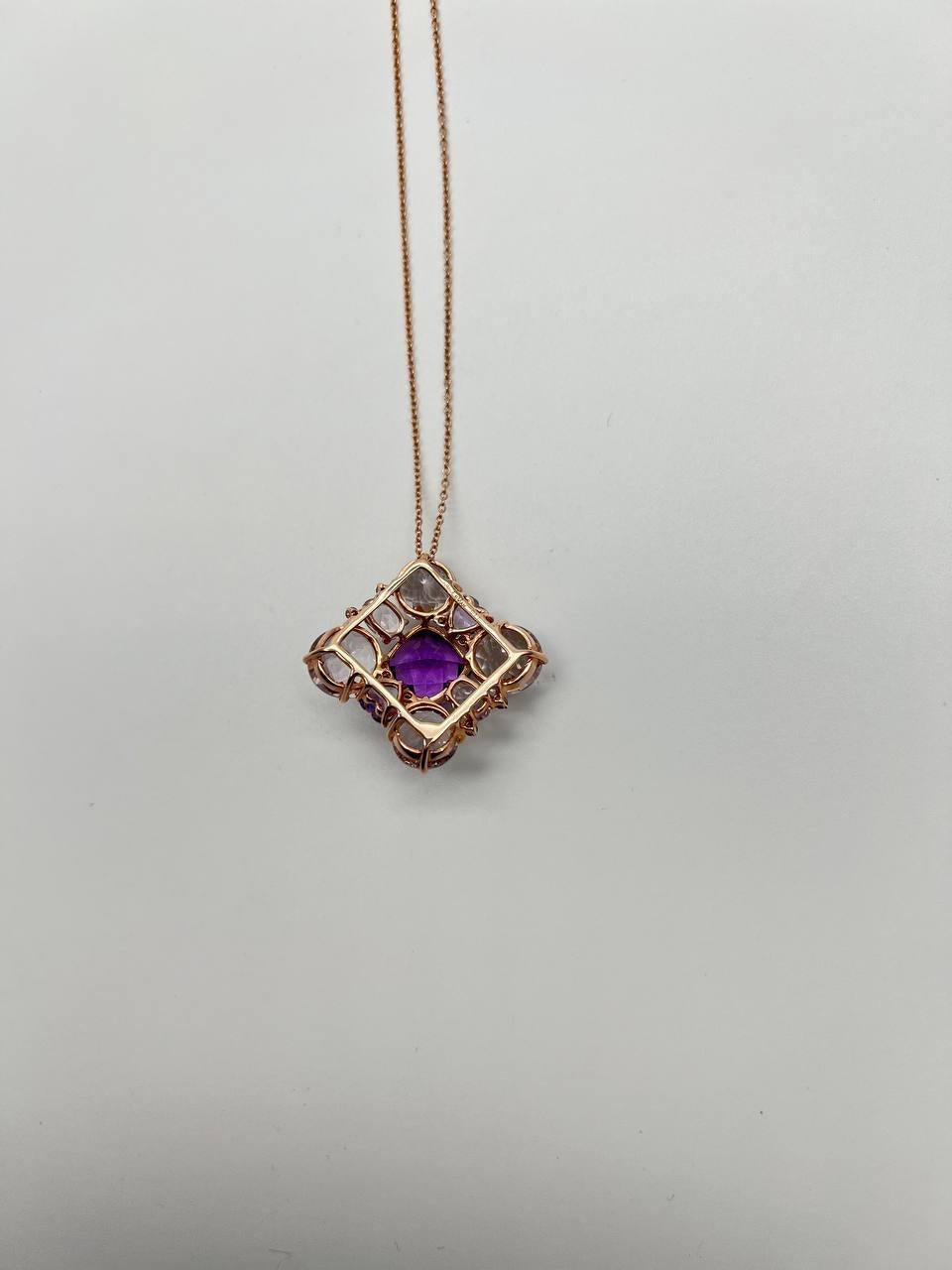 Collana con ciondolo in oro rosa 14K con ametista viola a cuscino e gemma azzurra bianca in vendita 7