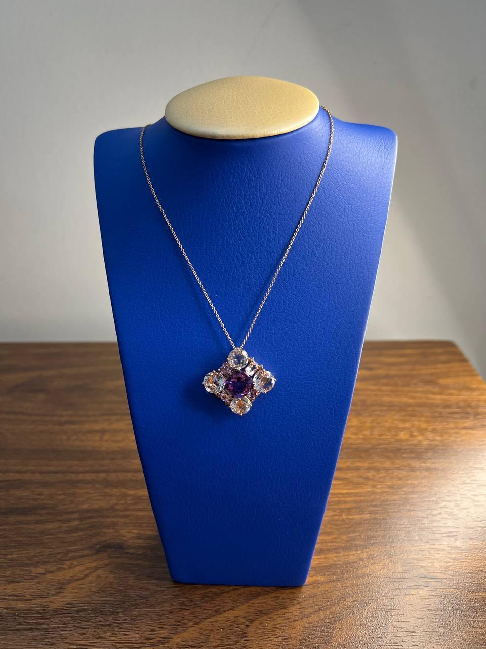 Collana con ciondolo in oro rosa 14K con ametista viola a cuscino e gemma azzurra bianca in vendita 1