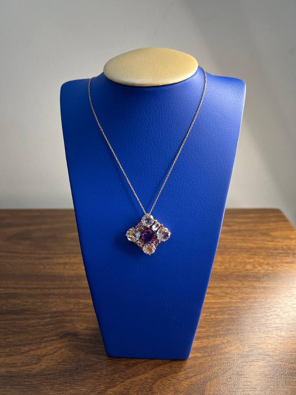 Collana con ciondolo in oro rosa 14K con ametista viola a cuscino e gemma azzurra bianca in vendita 2