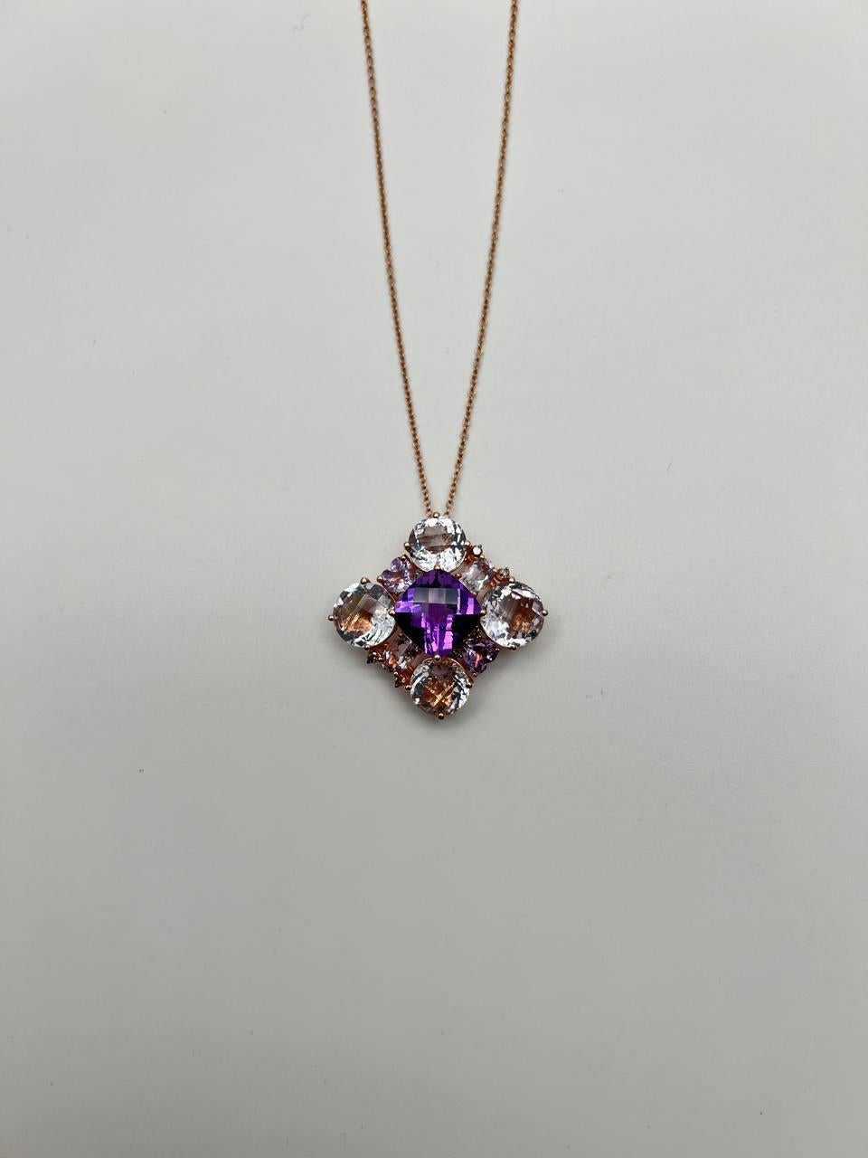 Collana con ciondolo in oro rosa 14K con ametista viola a cuscino e gemma azzurra bianca in vendita 3