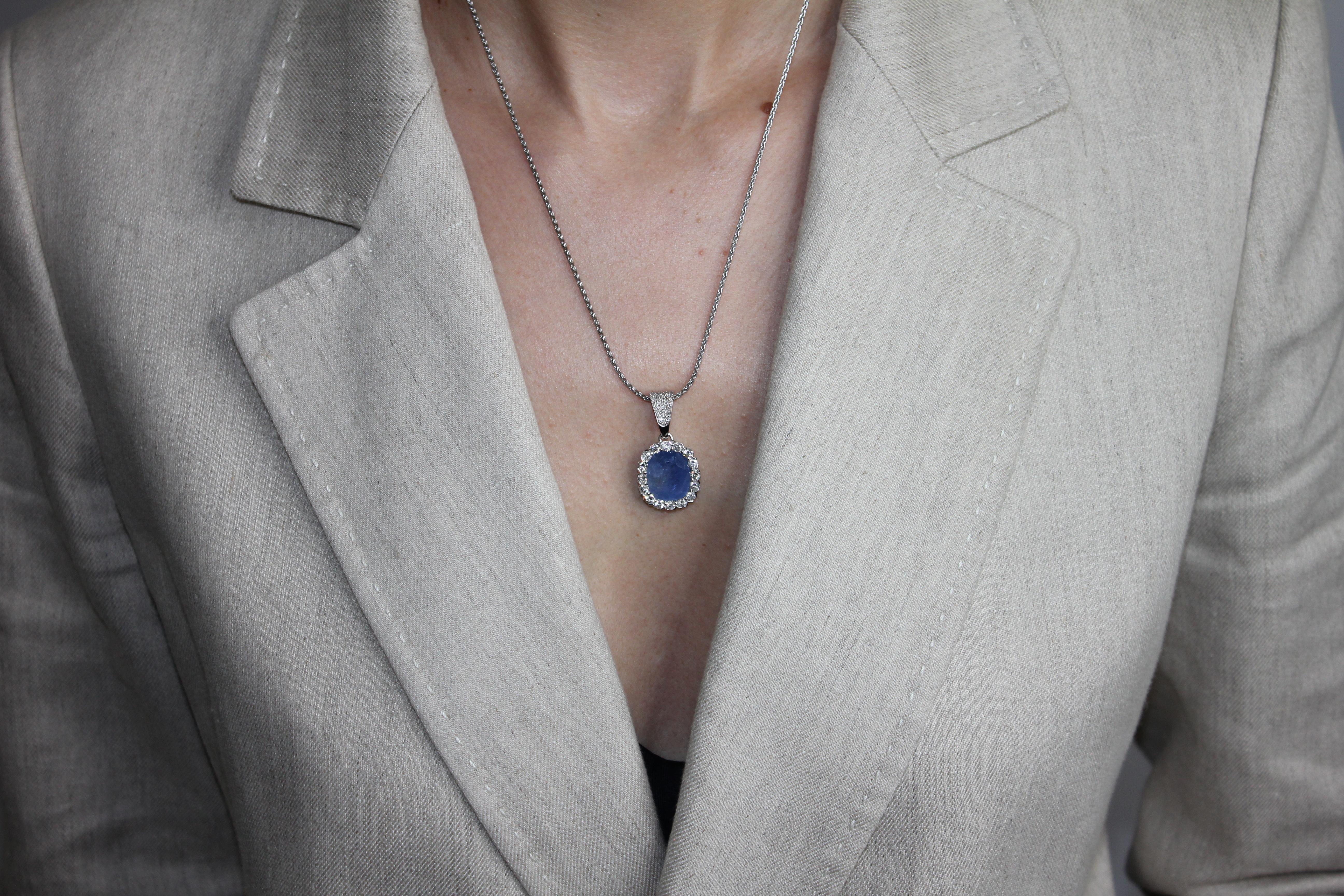 Collier pendentif en or blanc 18 carats avec saphir bleu coussin et halo de diamants en vente 8