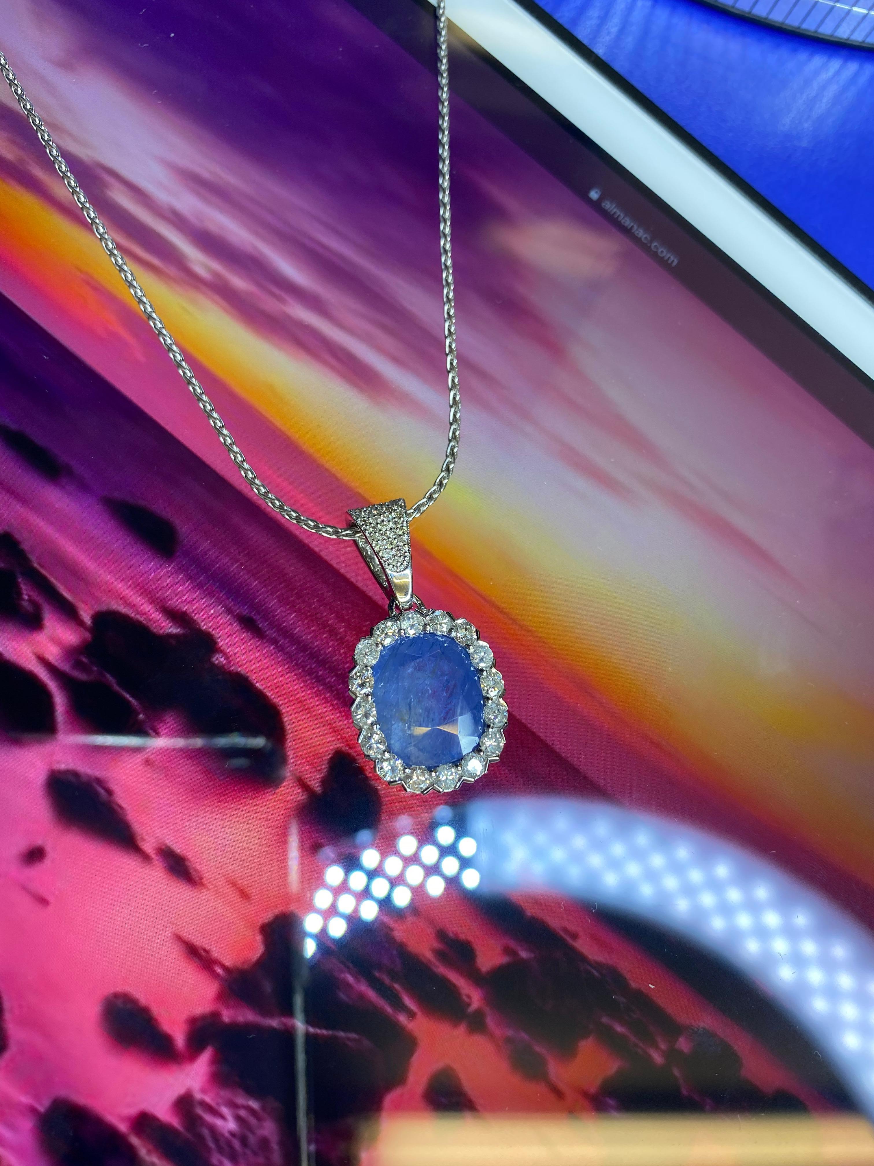 Collier pendentif en or blanc 18 carats avec saphir bleu coussin et halo de diamants en vente 3
