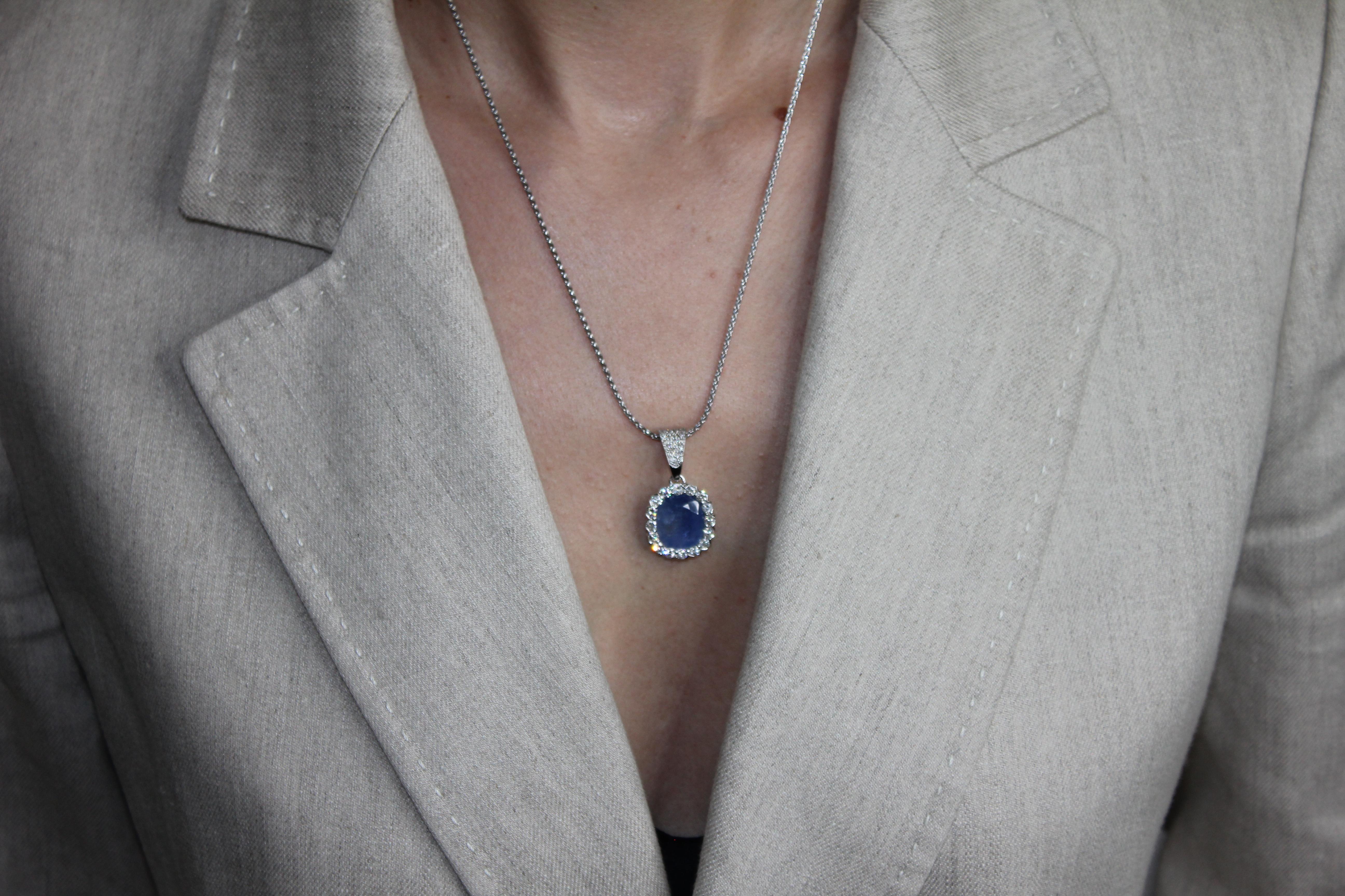 Collier pendentif en or blanc 18 carats avec saphir bleu coussin et halo de diamants en vente 7