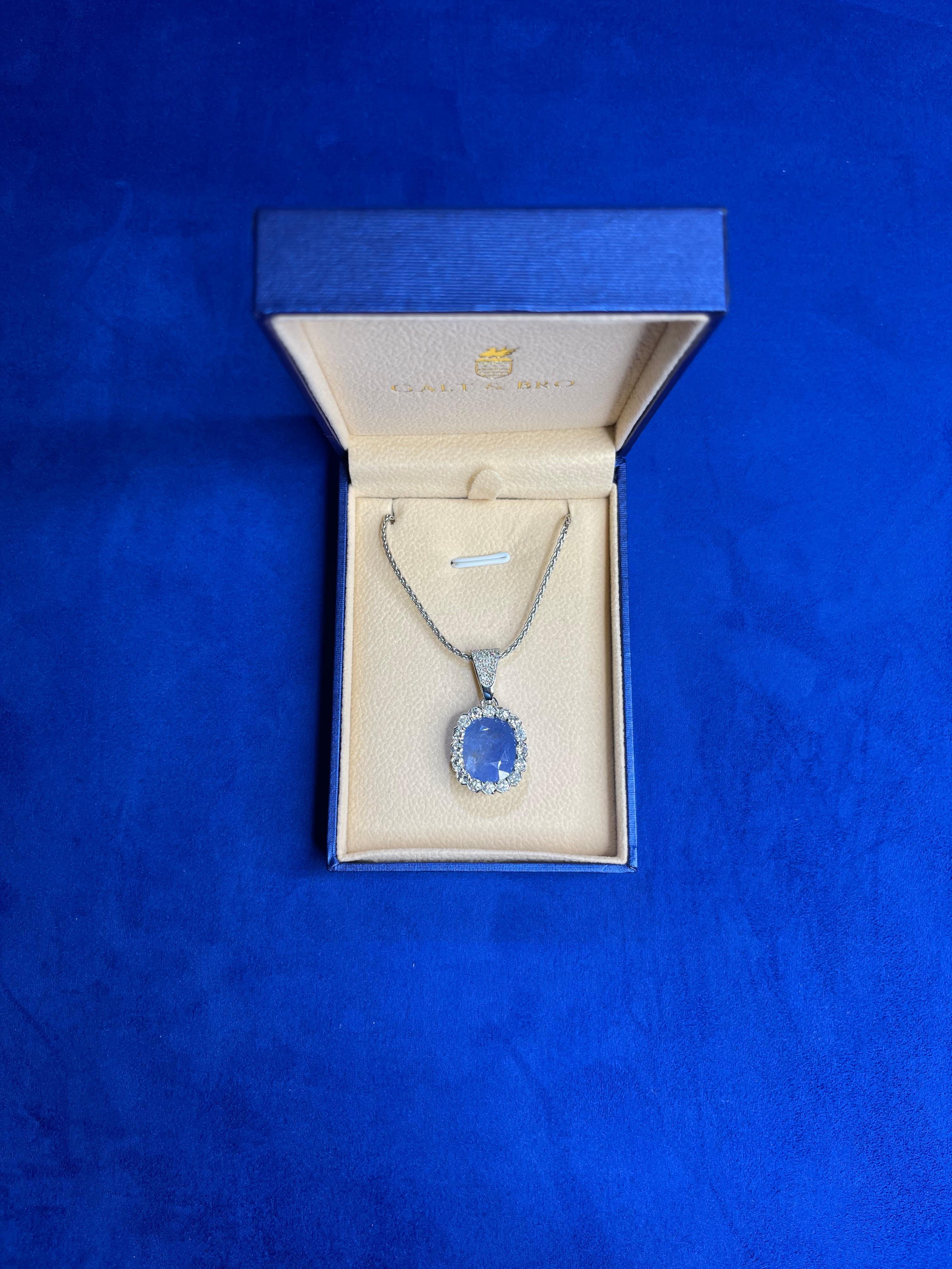 Halskette mit Anhänger aus 18 Karat Weißgold mit lila-blauem Saphir und Diamant-Halo im Kissenschliff im Angebot 2