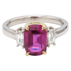 Anillo de Rubí Cojín con Acentos de Diamantes talla Escudo F VS1