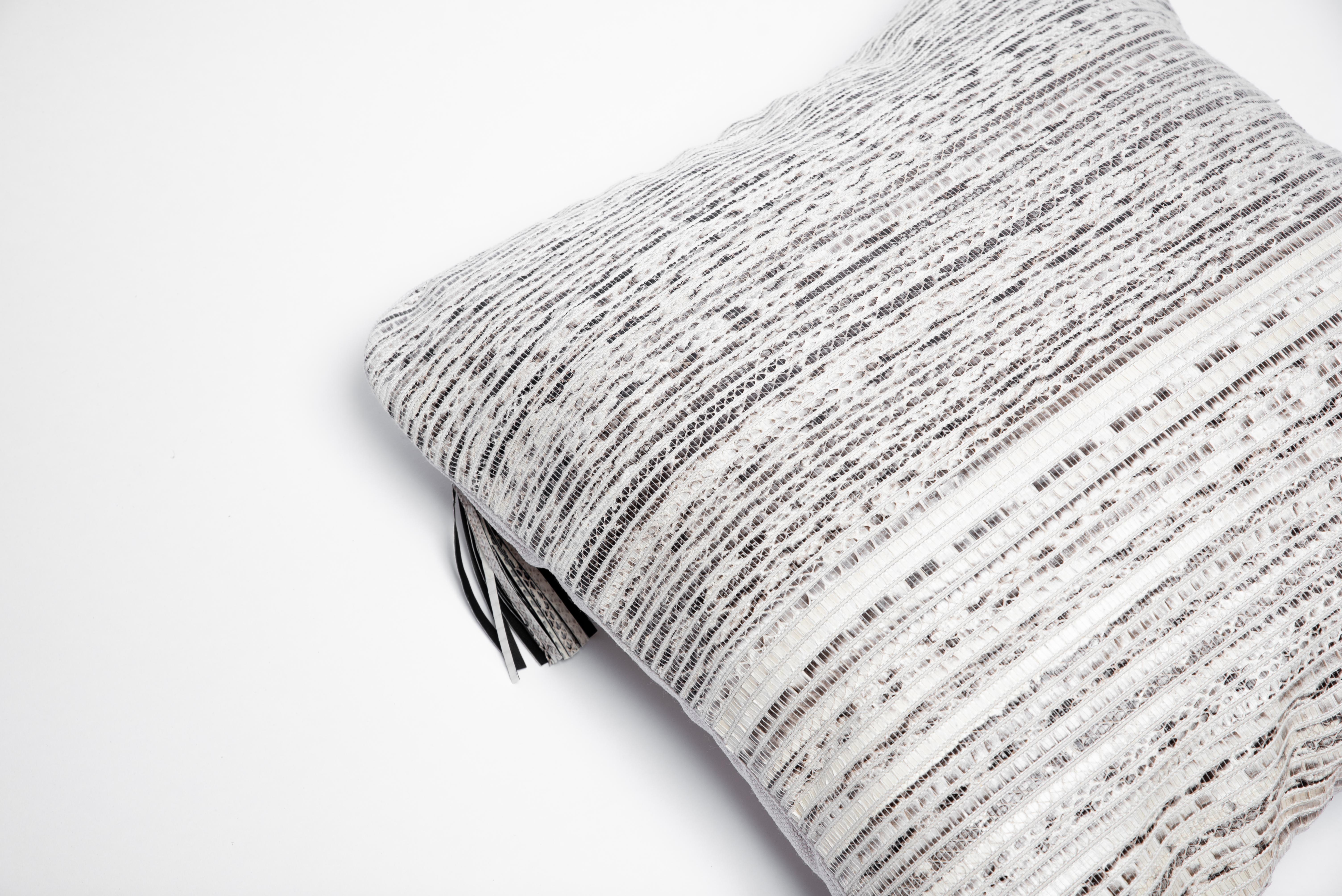 Das gewebte Schlangenhaut-Kissen von KIFU PARIS ist das ultimative luxuriöse Heimtextilstück. Dieses Textil ist einzigartig und originell für die Marke, die traditionelle Webtechniken mit Holzwebstühlen anwendet, um dieses geschmeidige und exotische