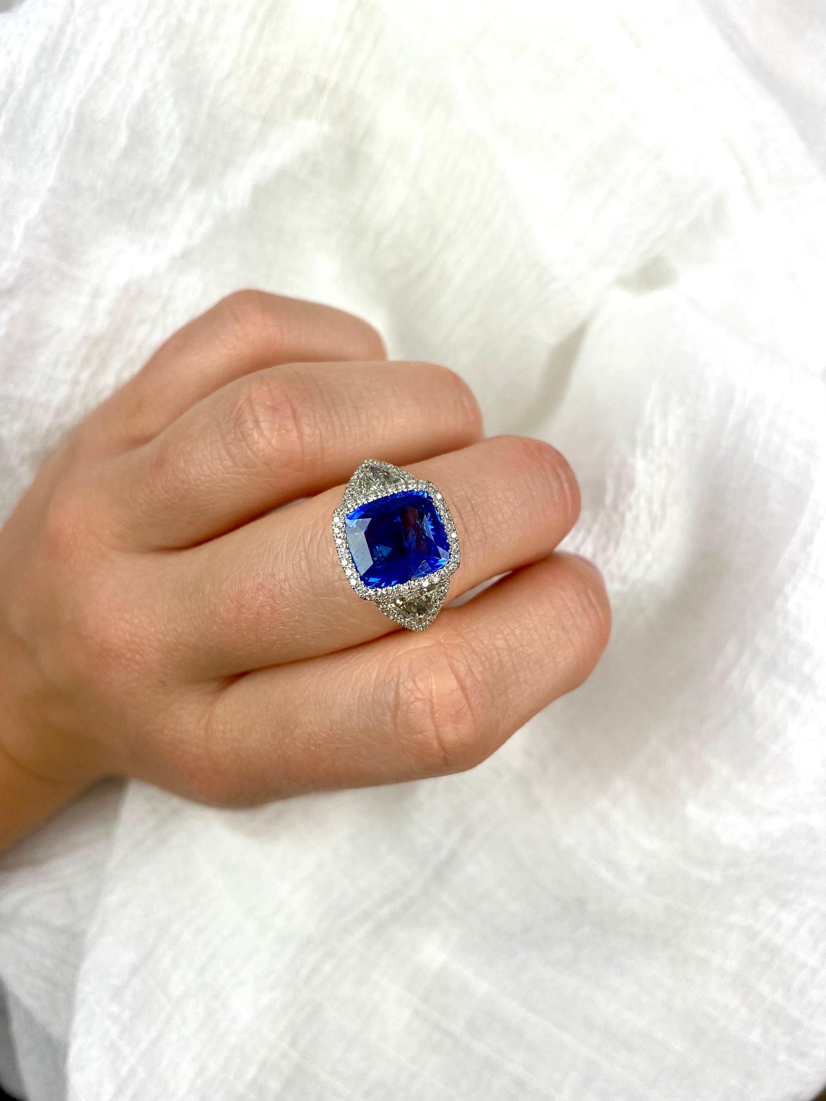 Cushion Shape 6.50 Carats Deep Blue Ceylon Sapphire and Diamond Ring In New Condition For Sale In Uccle, BE