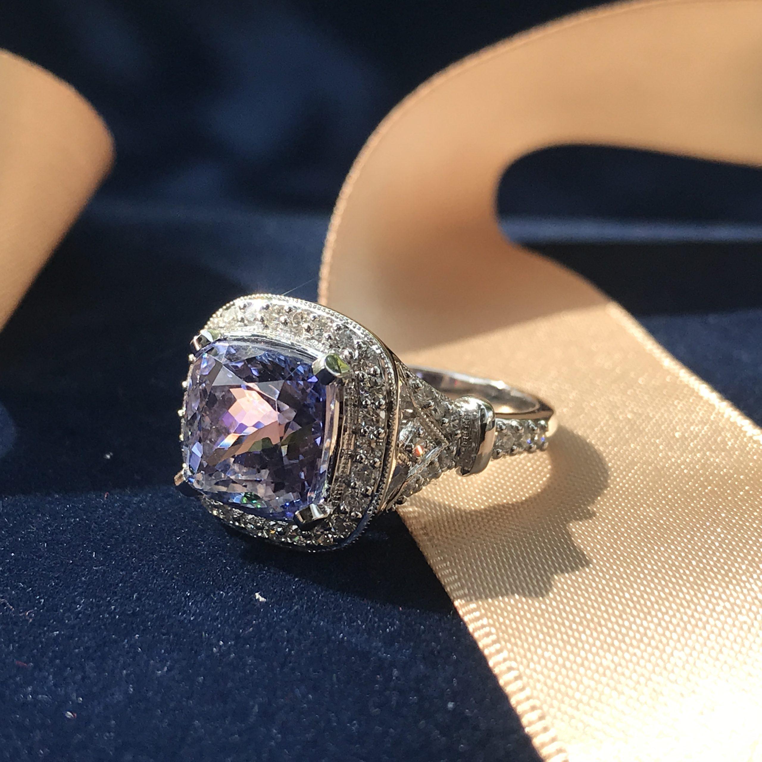 Cushion Shape Blue Violet Tanzanite & Diamant Halo Set 18K Weißgold Ring Damen im Angebot