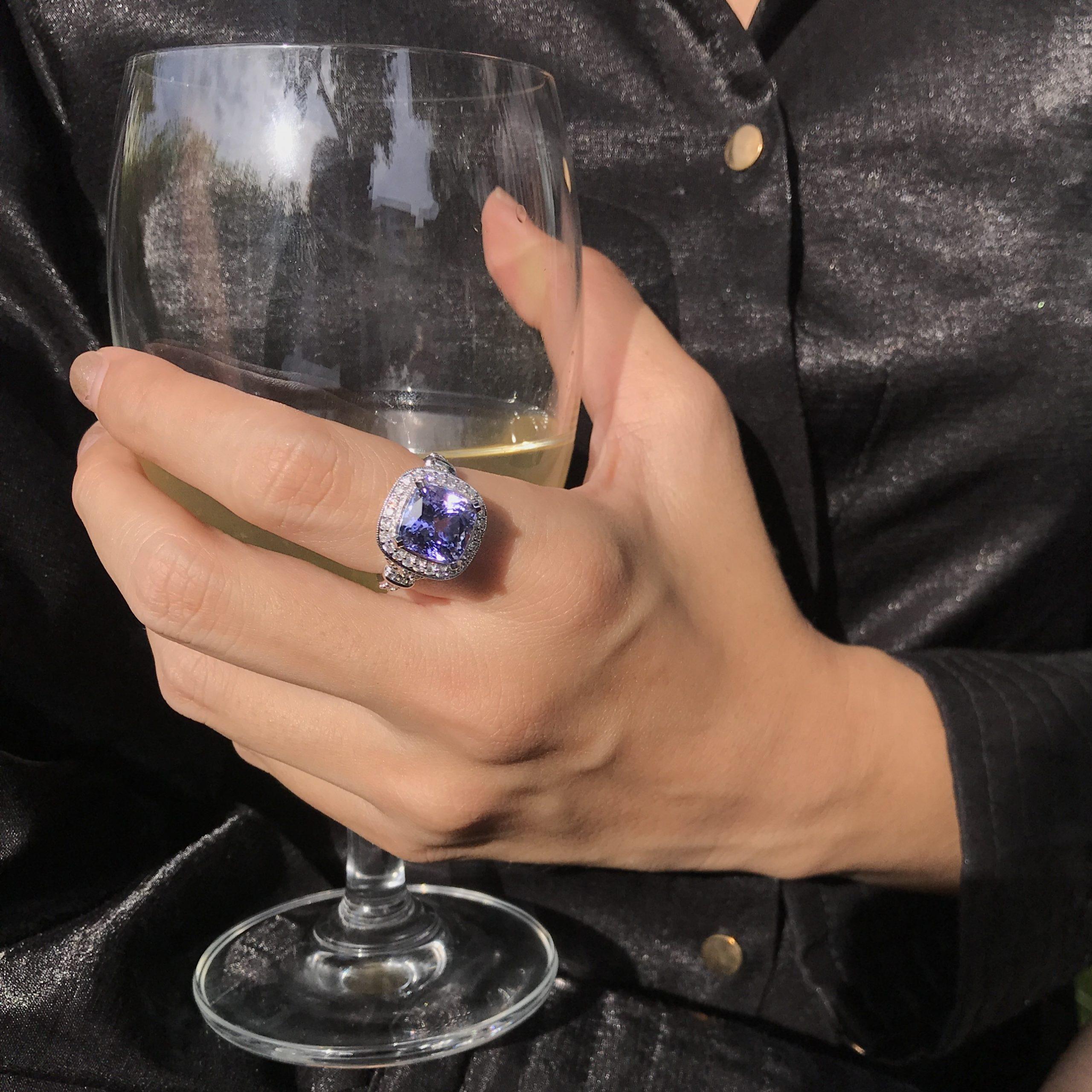 Cushion Shape Blue Violet Tanzanite & Diamant Halo Set 18K Weißgold Ring im Angebot 2