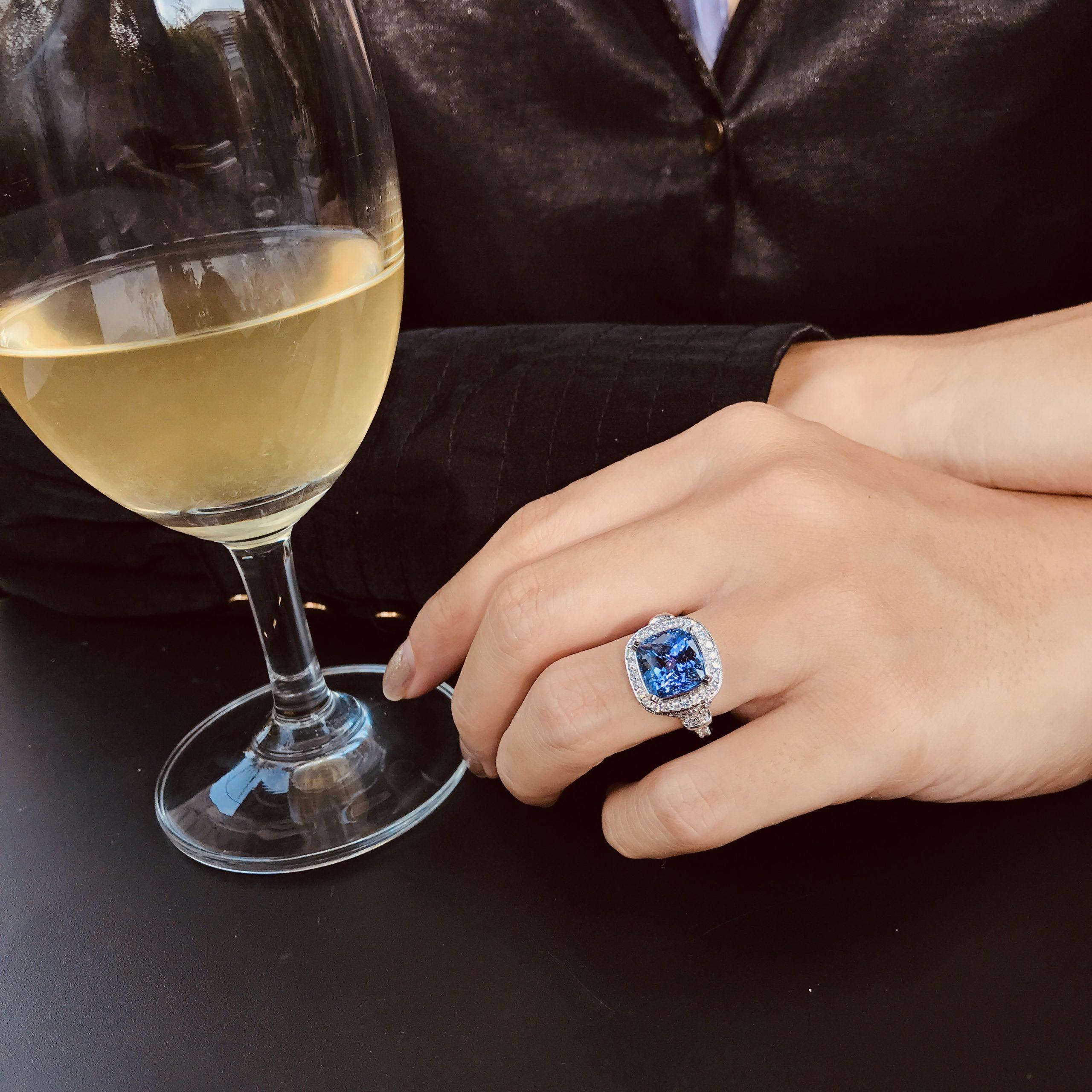 Cushion Shape Blue Violet Tanzanite & Diamant Halo Set 18K Weißgold Ring im Angebot 3