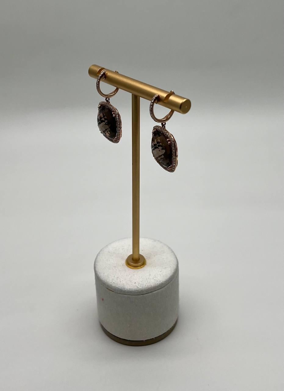Taglio cuscino Orecchini a goccia a forma di cuscino in quarzo marrone fumé con diamanti incastonati in oro bianco 14K in vendita