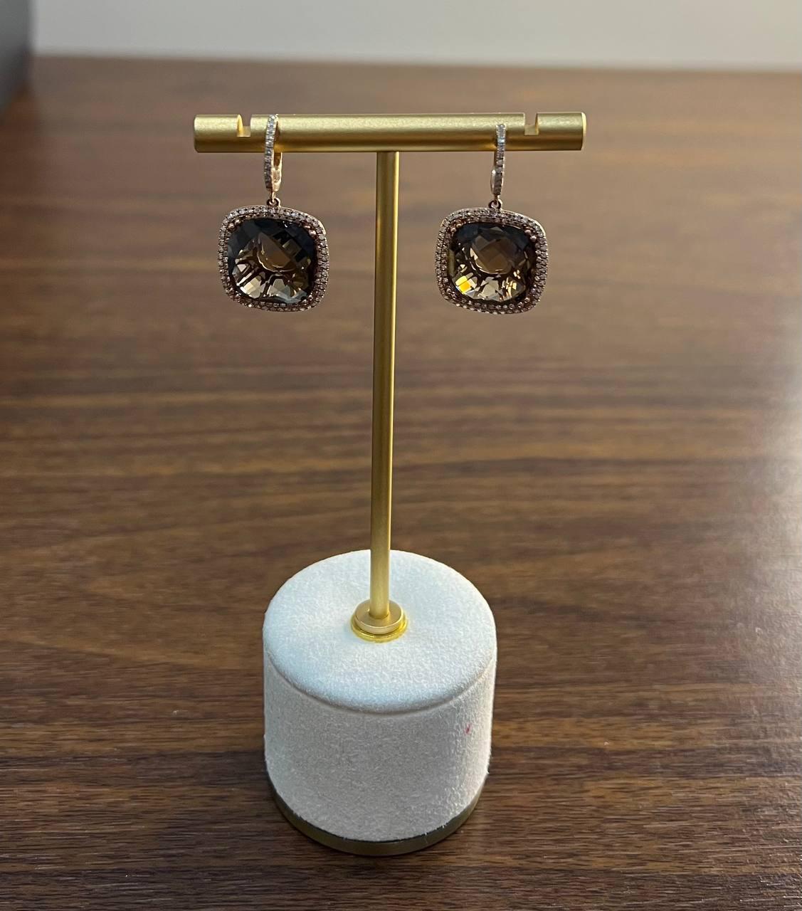 Orecchini a goccia a forma di cuscino in quarzo marrone fumé con diamanti incastonati in oro bianco 14K in vendita 2