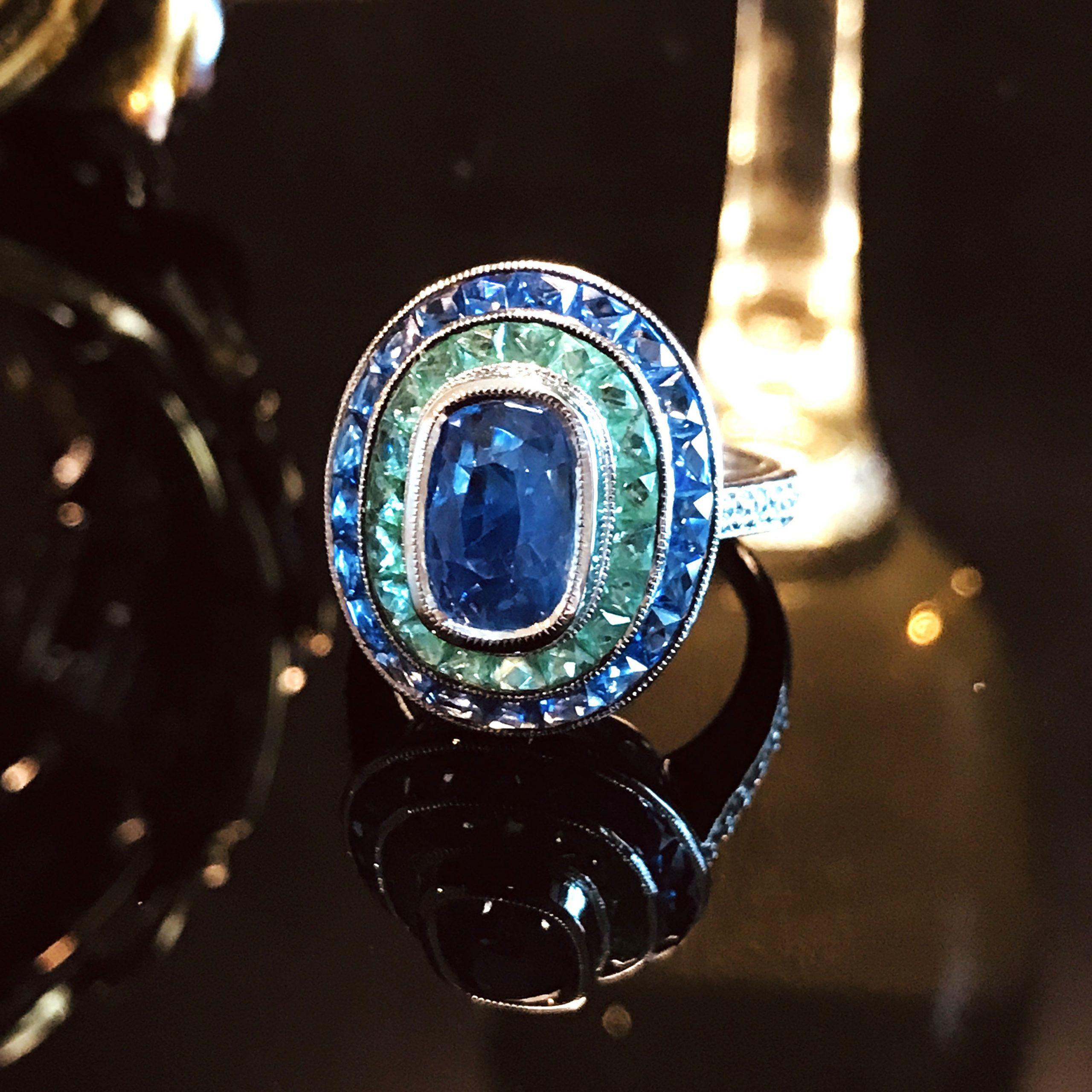 Femenino o masculino Cushion Shape Ceylon Blue Sapphire with Green Emerald & Sapphire Diamond Ring en venta
