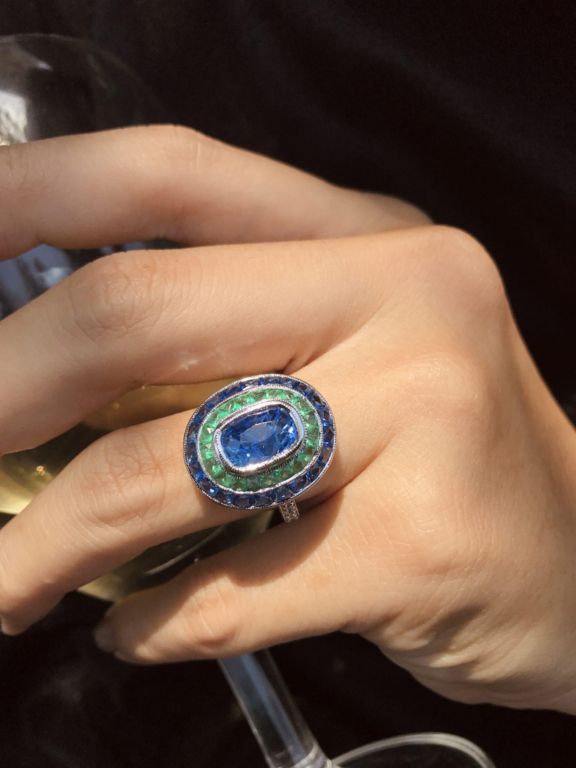 Cushion Shape Ceylon Blue Sapphire with Green Emerald & Sapphire Diamond Ring en venta 1