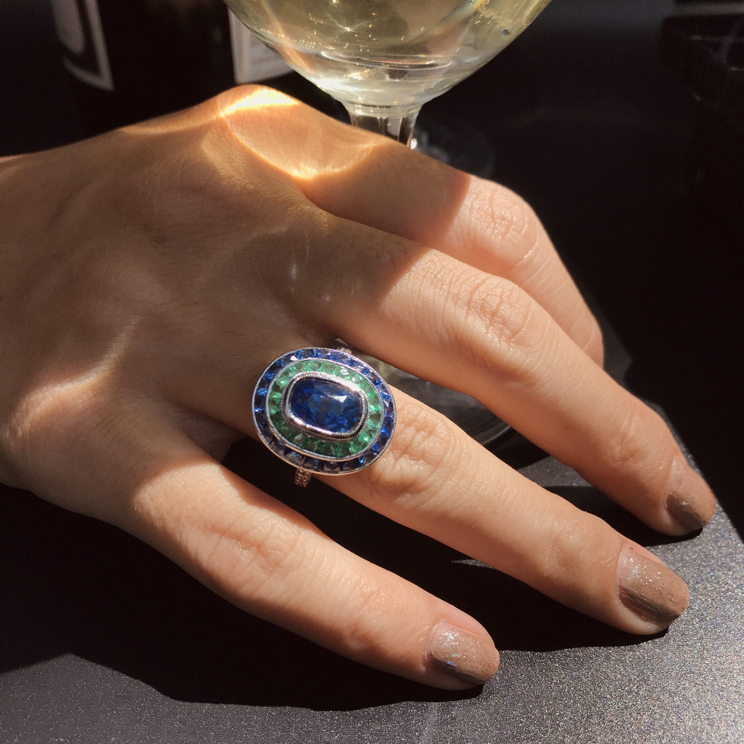 Cushion Shape Ceylon Blue Sapphire with Green Emerald & Sapphire Diamond Ring en venta 2