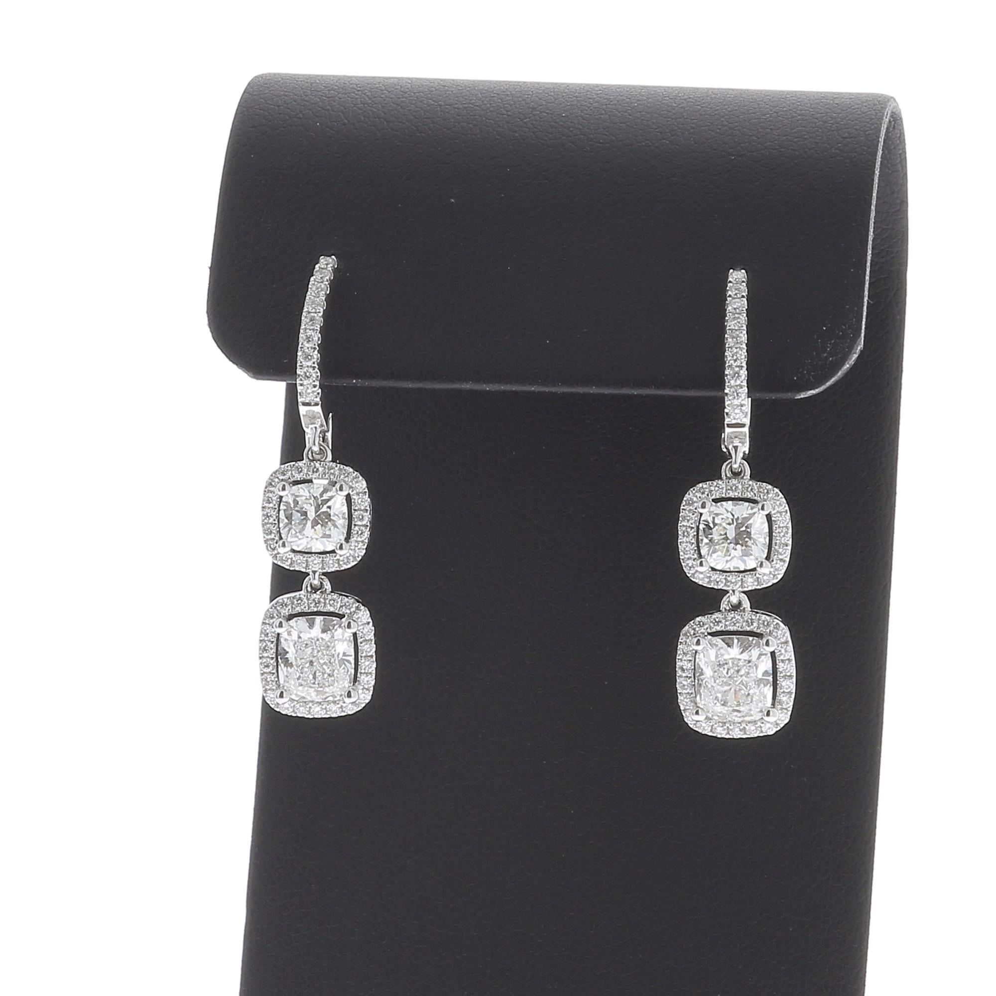 GIA Certified 3.02 Carat Cushion Shape Diamond Drop Earrings 18 Karat White Gold (Zeitgenössisch) im Angebot