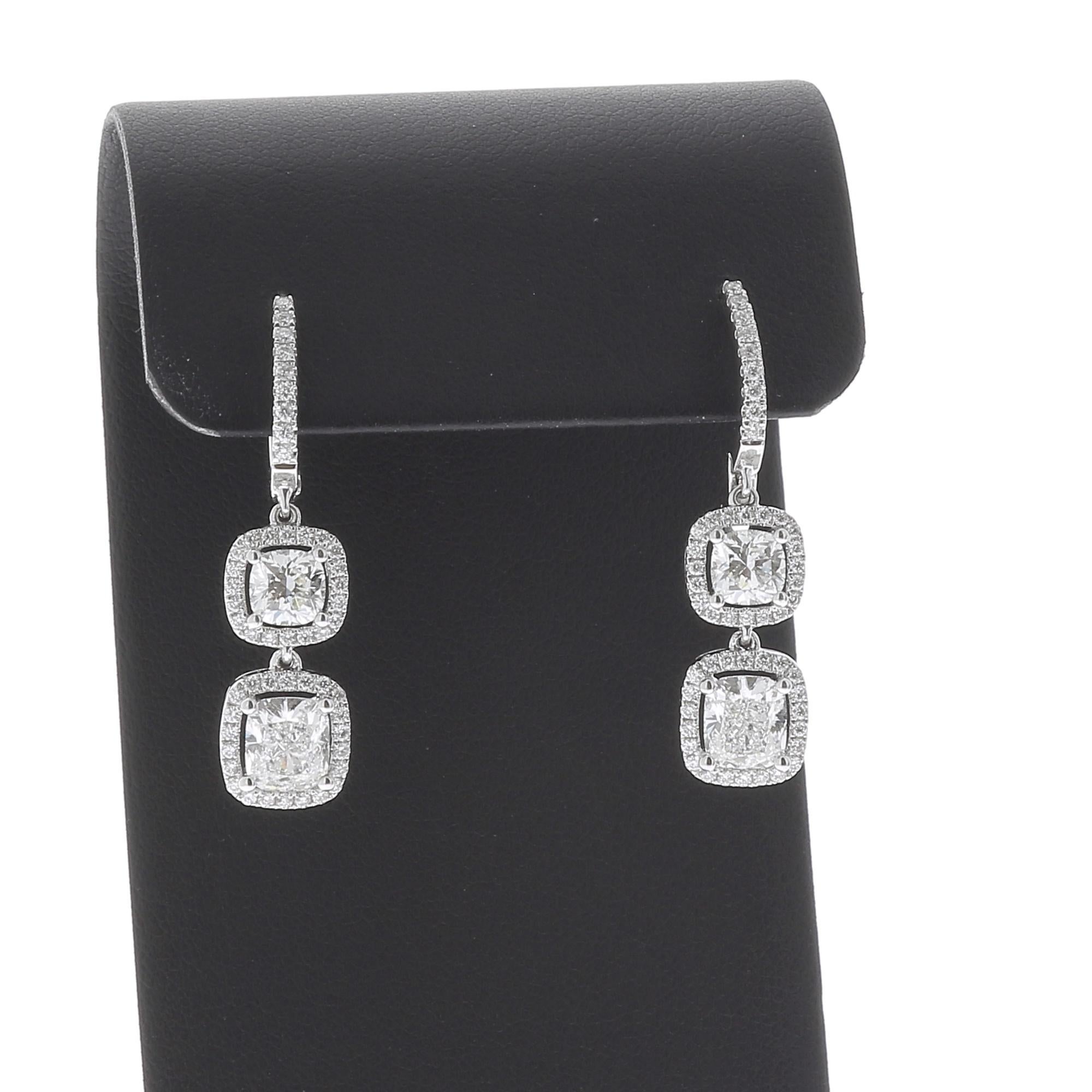 GIA Certified 3.02 Carat Cushion Shape Diamond Drop Earrings 18 Karat White Gold (Kissenschliff) im Angebot