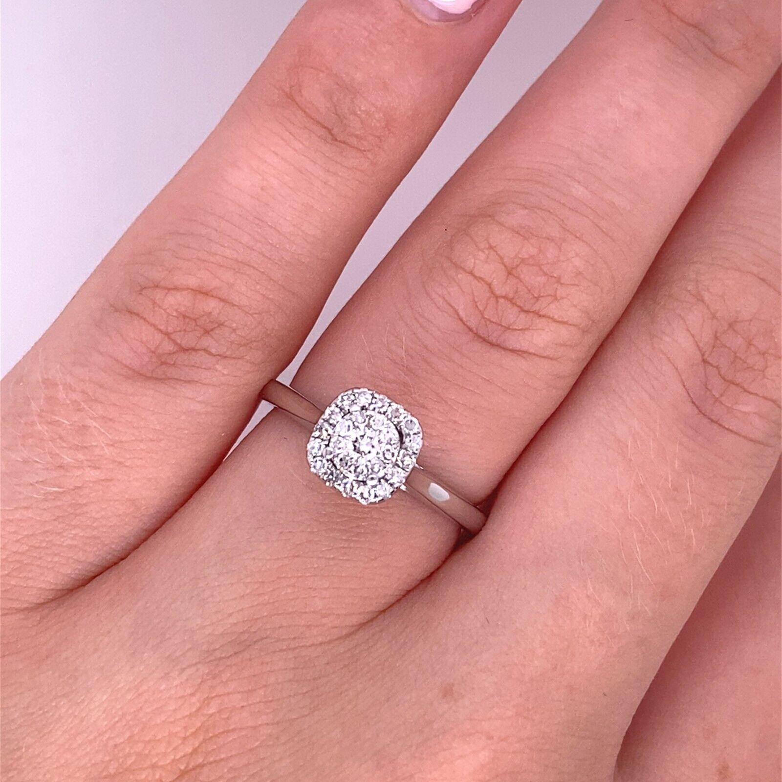Anello con diamante a forma di cuscino e cluster di diamanti da 0,25 carati in oro bianco 18 carati In condizioni ottime in vendita a London, GB