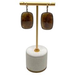 Pendientes Colgantes de Oro de 14K con Zafiro Marrón Halo de Diamantes Facetados en Forma de Cojín