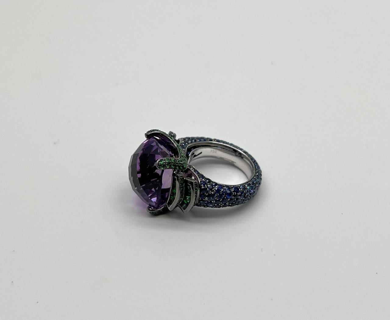 Anello con ametista viola a forma di cuscino, smeraldi verdi e zaffiri blu in oro bianco 18 carati in vendita 5