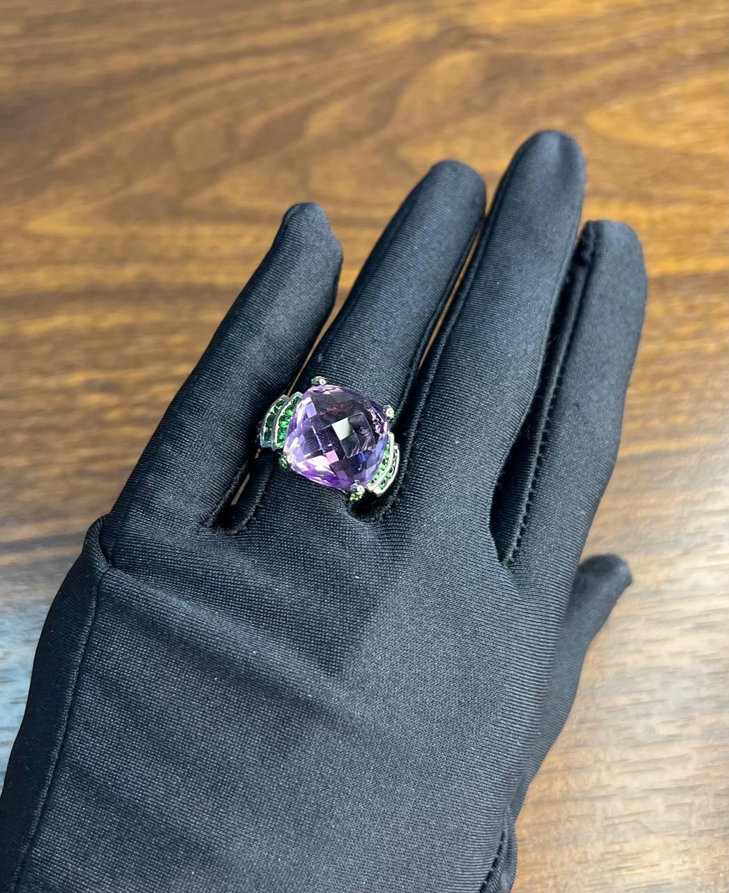 Anello con ametista viola a forma di cuscino, smeraldi verdi e zaffiri blu in oro bianco 18 carati in vendita 6